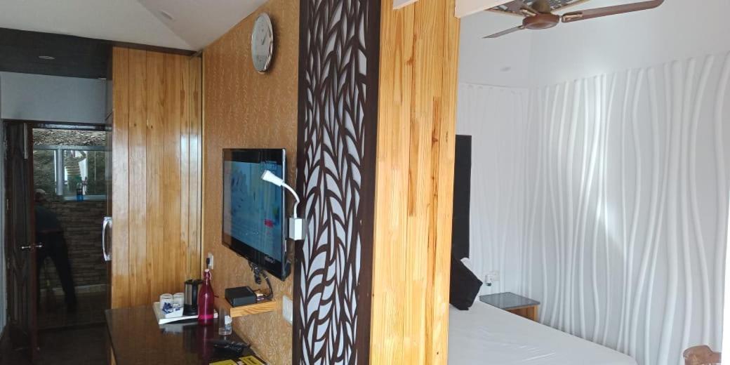 Blue Pine Resort Лансдаун Екстериор снимка