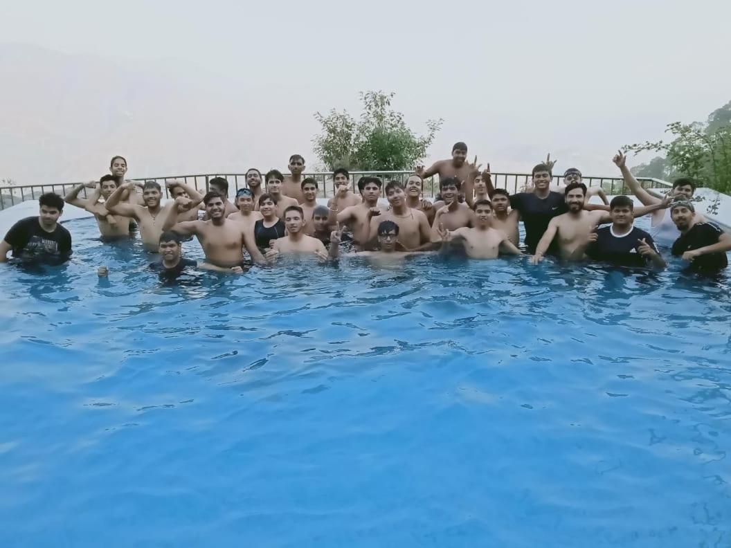 Blue Pine Resort Лансдаун Екстериор снимка