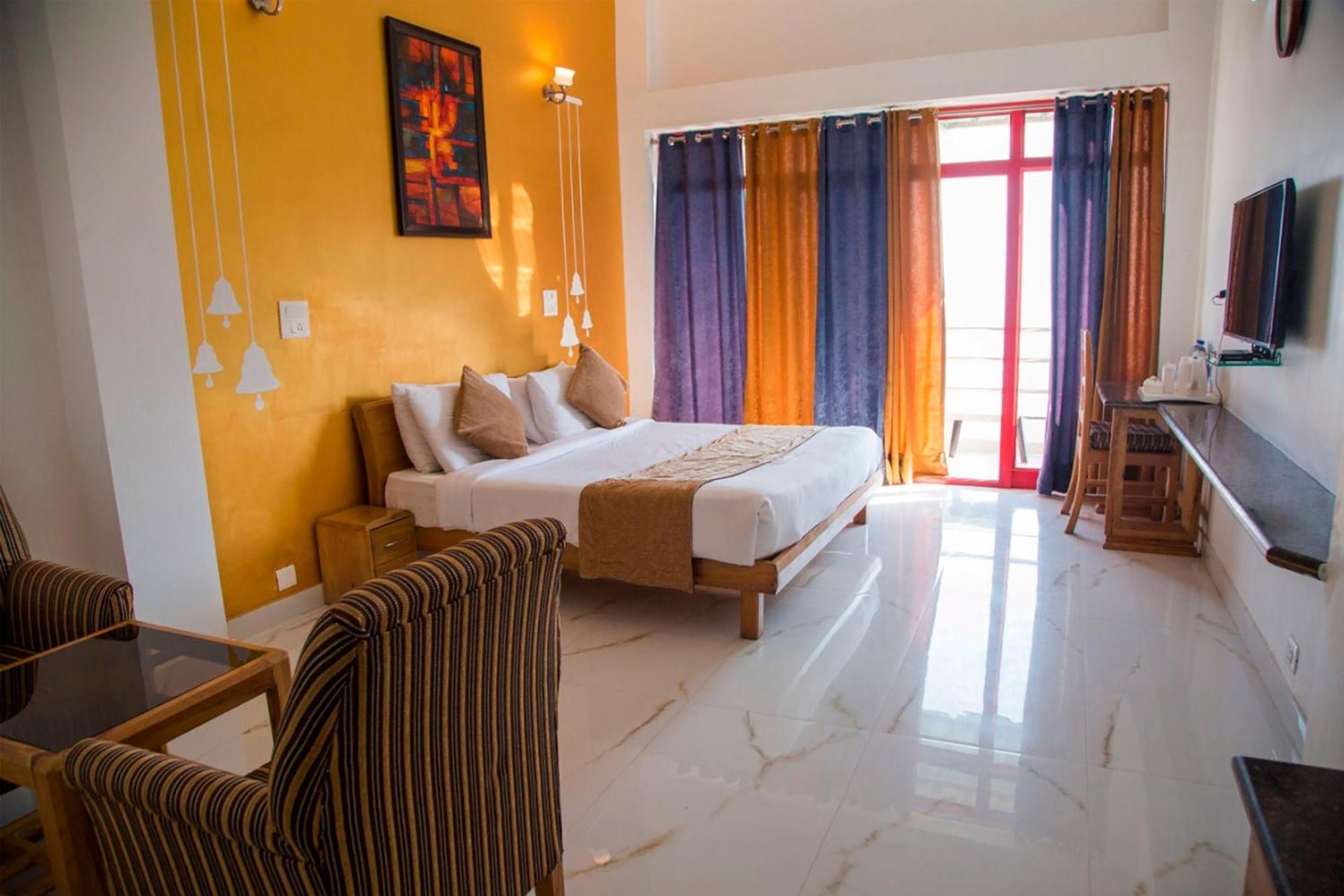 Blue Pine Resort Лансдаун Екстериор снимка
