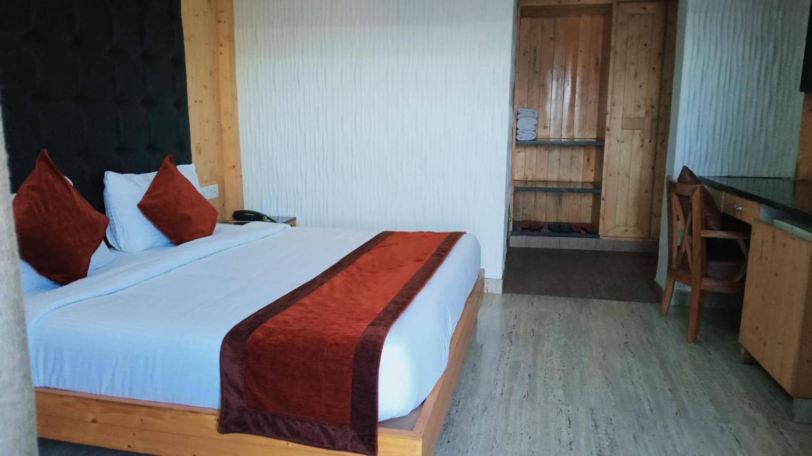 Blue Pine Resort Лансдаун Екстериор снимка