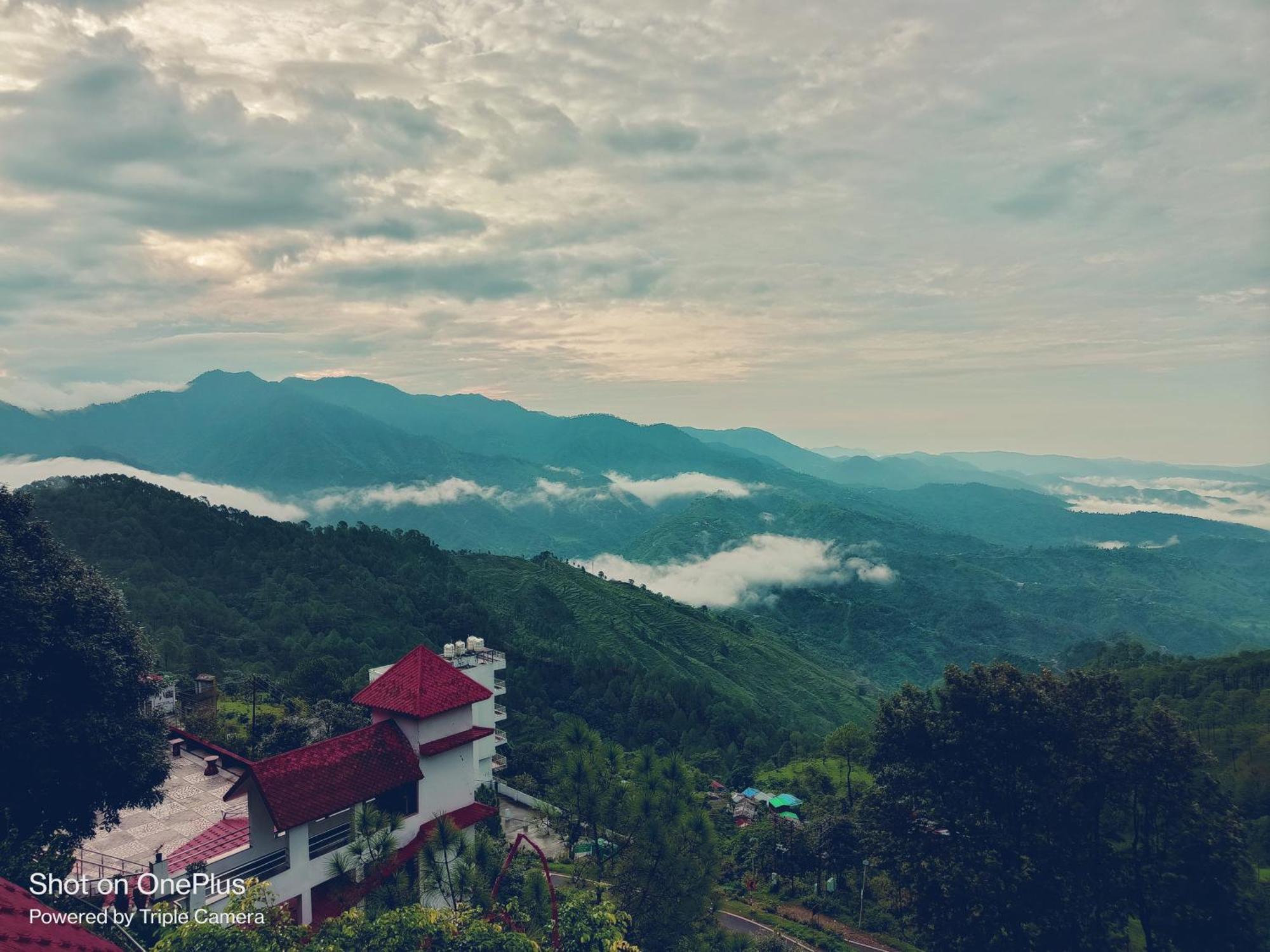 Blue Pine Resort Лансдаун Екстериор снимка