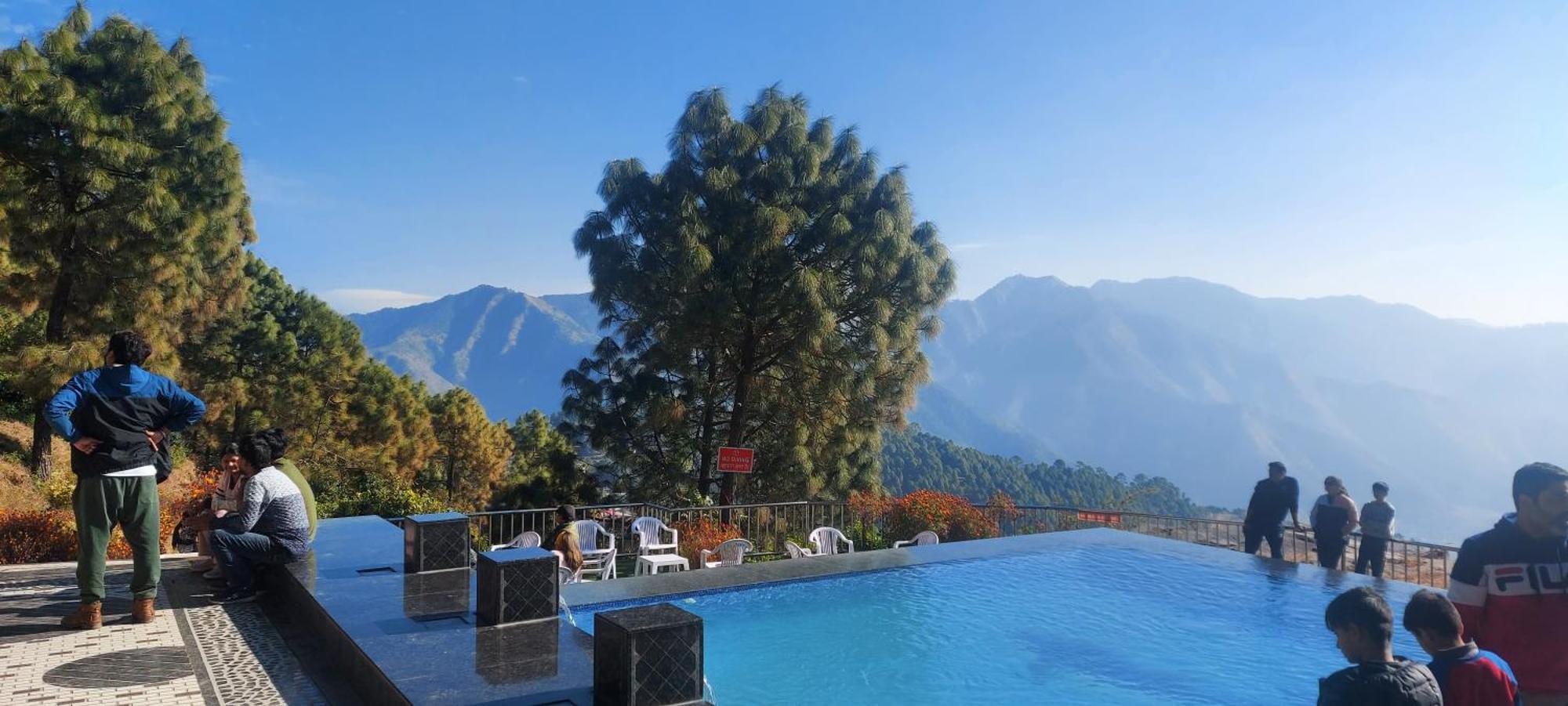 Blue Pine Resort Лансдаун Екстериор снимка