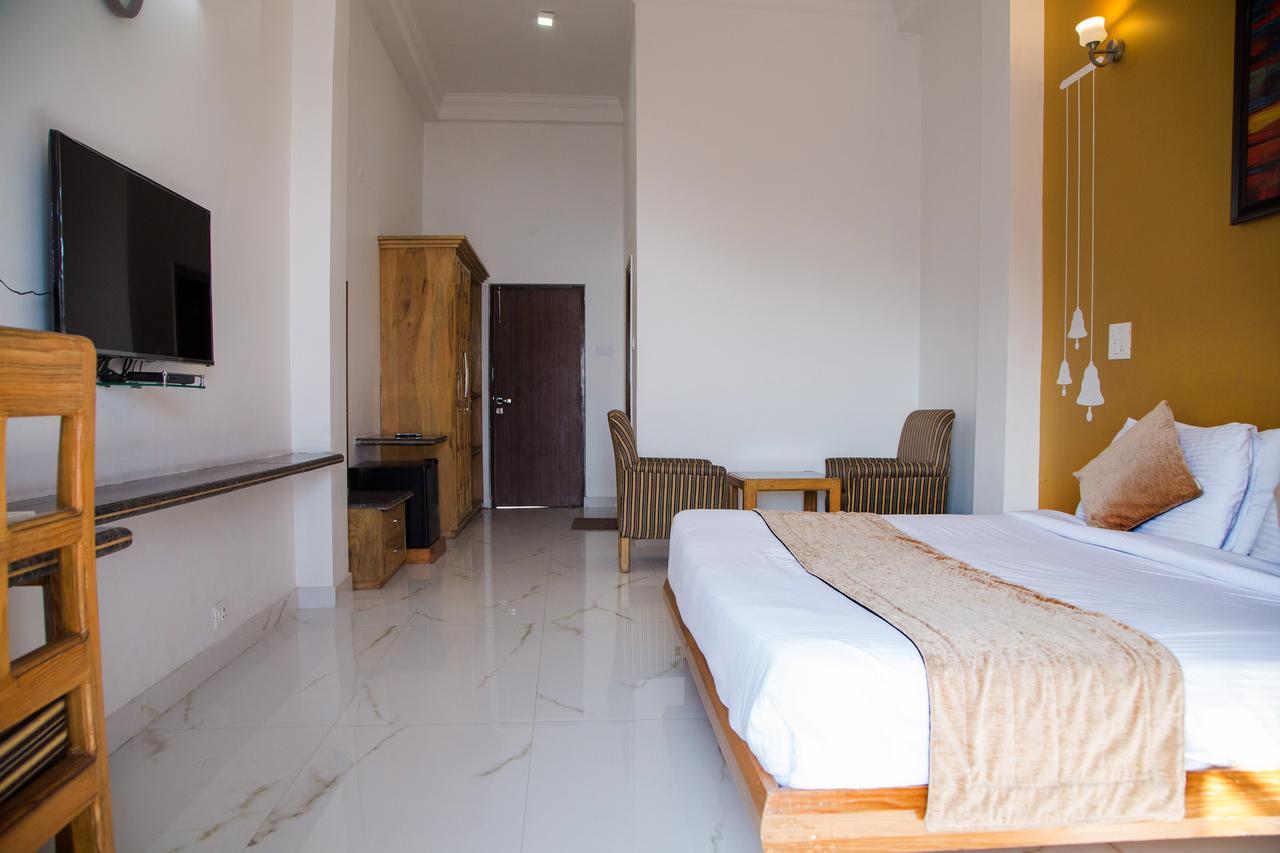 Blue Pine Resort Лансдаун Екстериор снимка