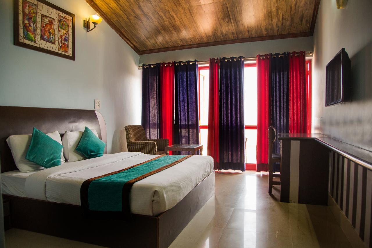 Blue Pine Resort Лансдаун Екстериор снимка